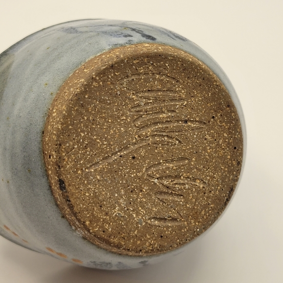 Art Pottery Basket. hand made with applied handle. Signed - Picture 7 of 7